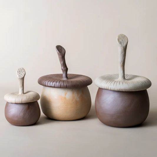 Boîte de rangement avec couvercle en verre soufflé, parfaite comme accessoire décoratif.