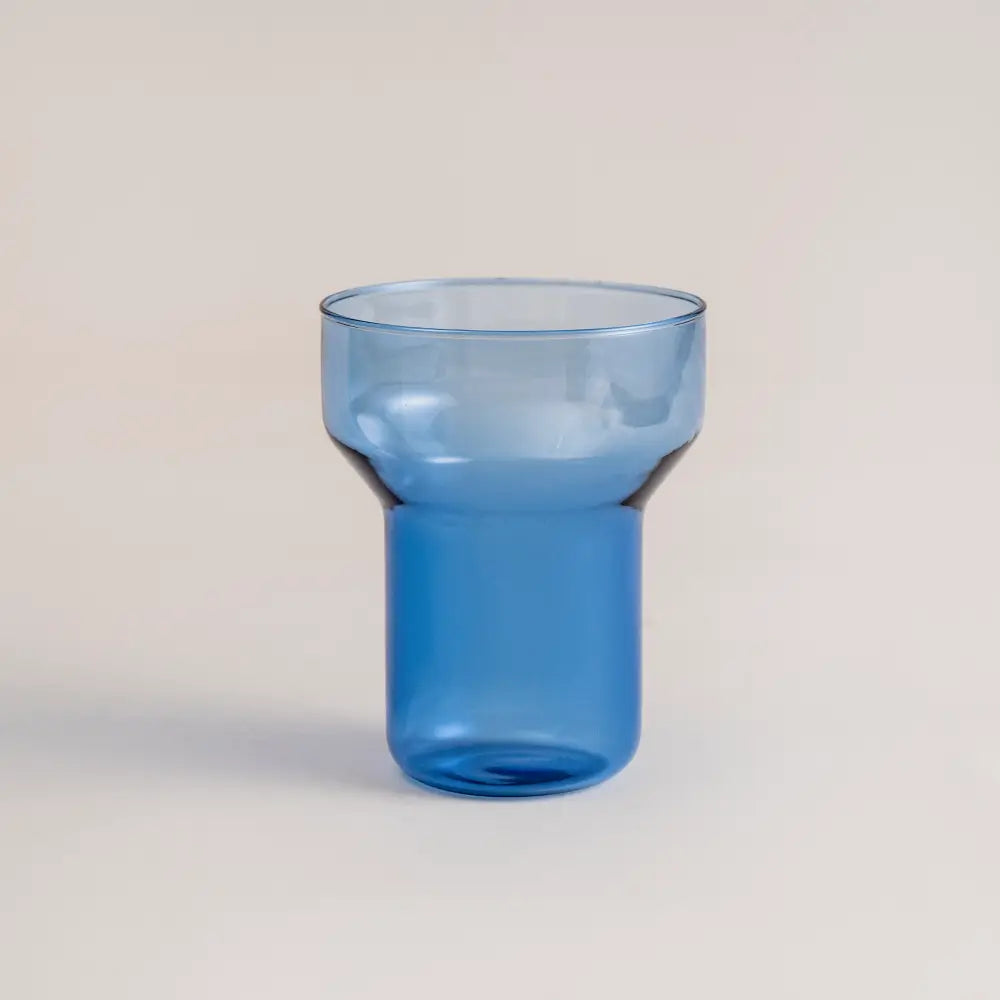 Carafe à eau en verre au design raffiné, adaptée pour cuisine, salle à manger ou bureau.