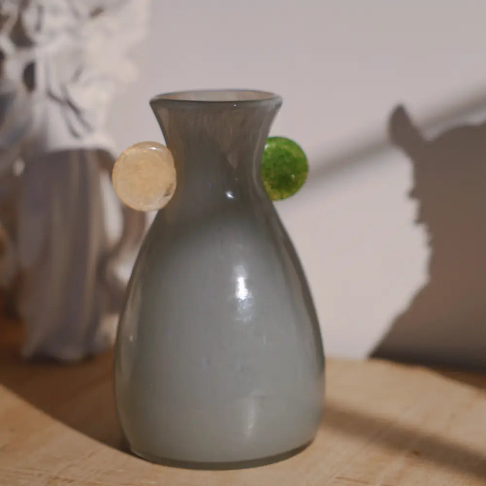 Décorer vase design au ton gris perle, parfait pour apporter une touche artistique à la maison.