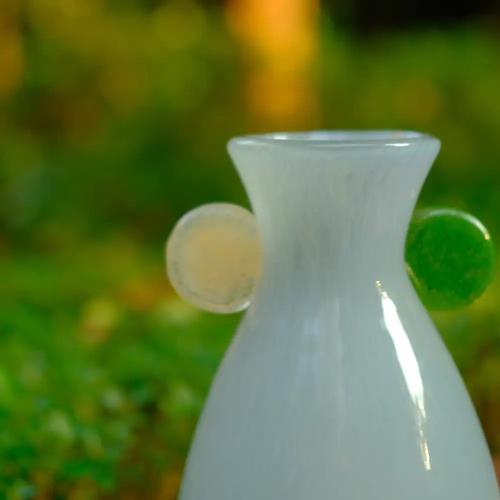 Décorer vase élégant gris perle avec ornements ronds, parfait pour une ambiance contemporaine.