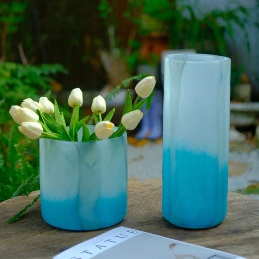 Design vase en verre soufflé avec dégradé bleu et blanc, parfait pour une décoration moderne.