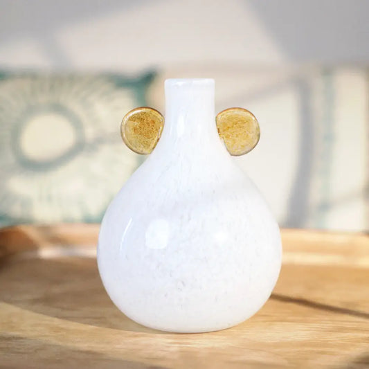 Mini vase blanc décoratif à oreilles dorées, parfait pour une touche chic sur une étagère.