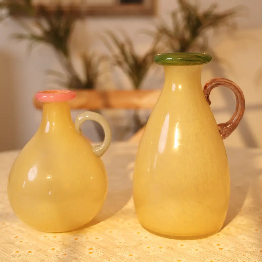 Petit vase en verre soufflé au style rétro, parfait pour une fleur unique ou comme objet déco raffiné.