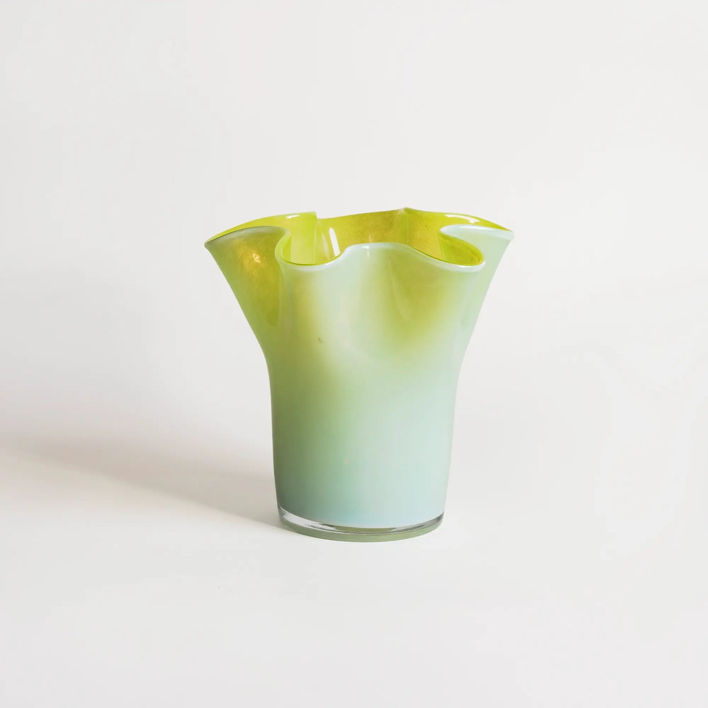 vase en verre coloré avec rebord ondulé