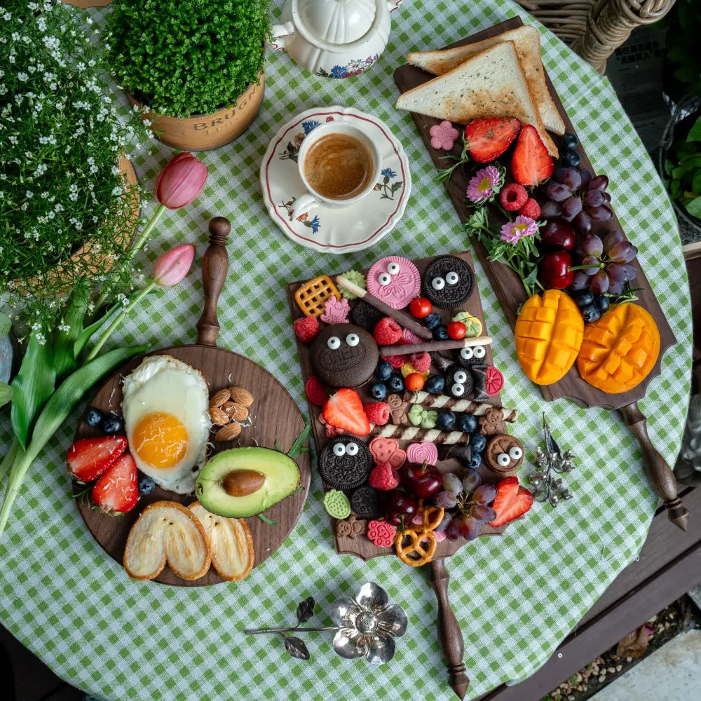 Planche de charcuterie en bois massif, parfaite pour une table conviviale et authentique.