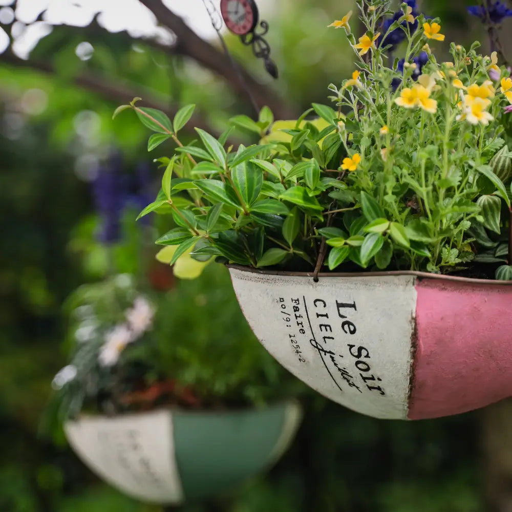 Pot de fleur à suspendre artisanal en céramique colorée, parfait pour plantes vertes et ambiance bohème.