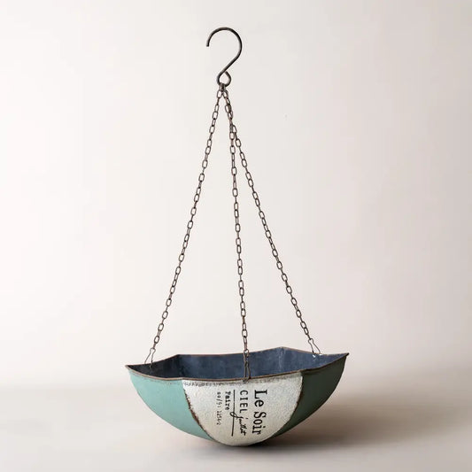 Pot de fleur à suspendre – Demi-umbrella en métal vieilli avec une finition décorative.