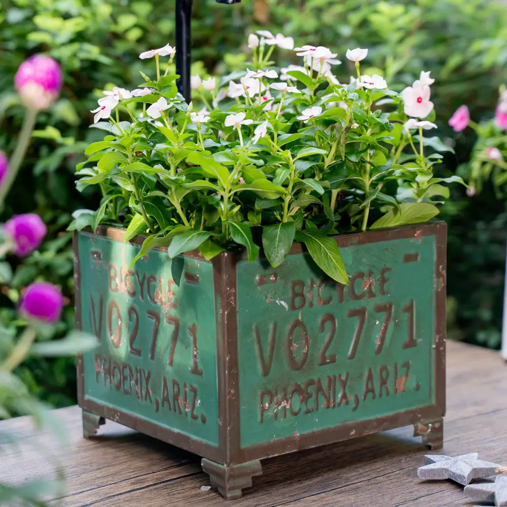 Pot de fleurs pour balcon design moderne, idéal pour plantes vertes et fleurs colorées en extérieur.
