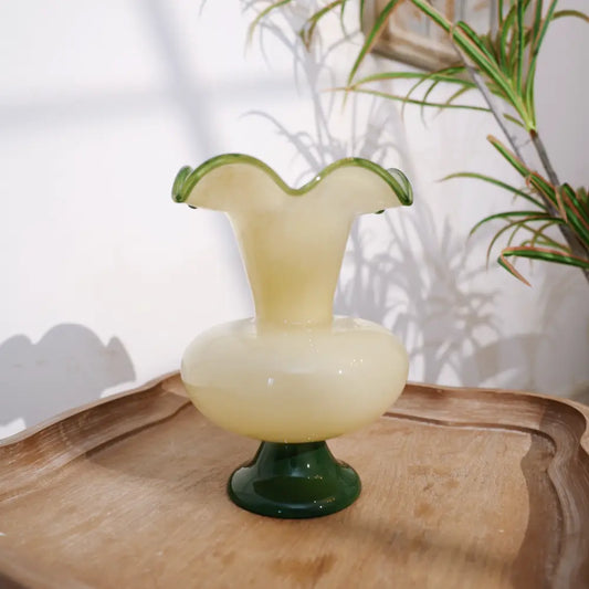 Vase en verre soufflé crème et vert au design ondulé, parfait pour une décoration vintage et élégante.