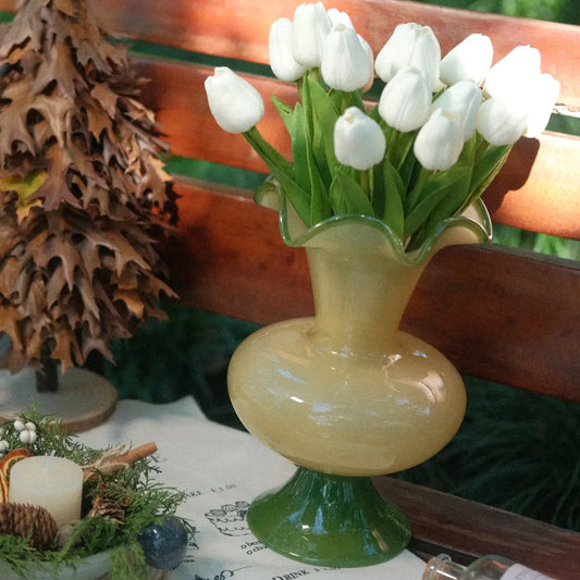 Vase en verre à pied élégant, soufflé à la bouche, idéal pour sublimer vos compositions florales sur une table ou une console. Ce vase décoratif transparent reflète la lumière et ajoute une touche raffinée à tout intérieur.