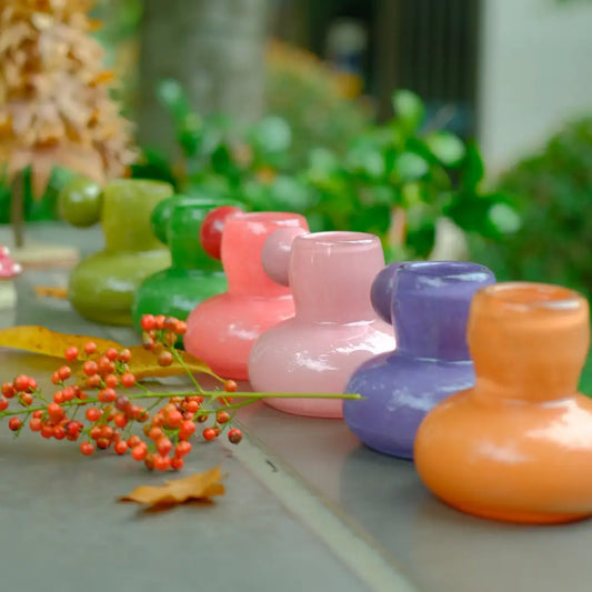 Vase et fleurs design coloré, parfait pour une décoration joyeuse et contemporaine.