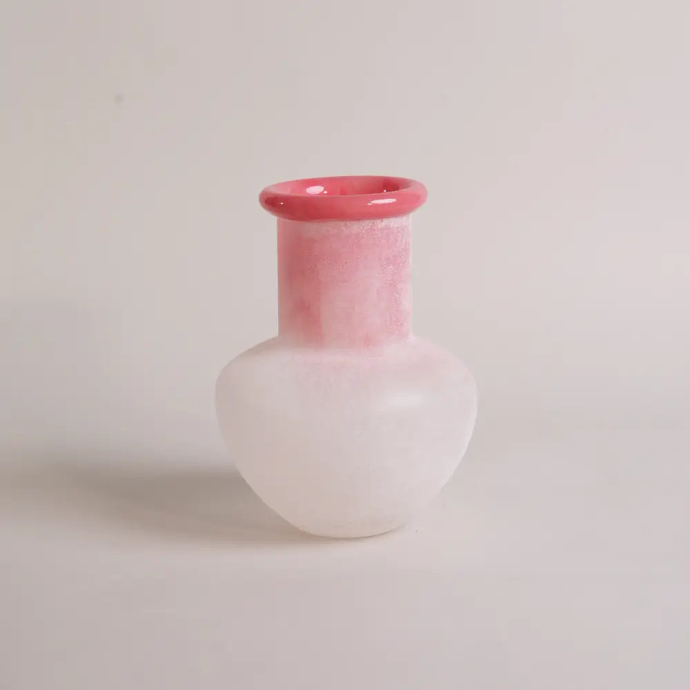 Vase décoratif – Brume Dégradée en verre soufflé dégradé avec une finition rose et blanche.