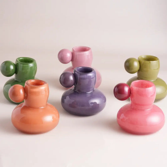 Vase et fleurs coloré, format ludique pour décoration de table