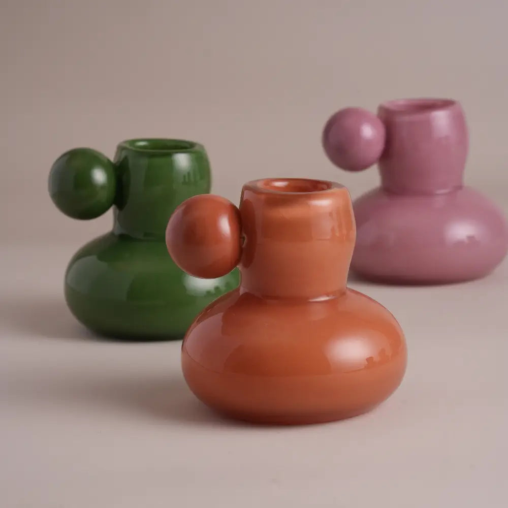 Vase et fleurs coloré, format ludique pour décoration de table