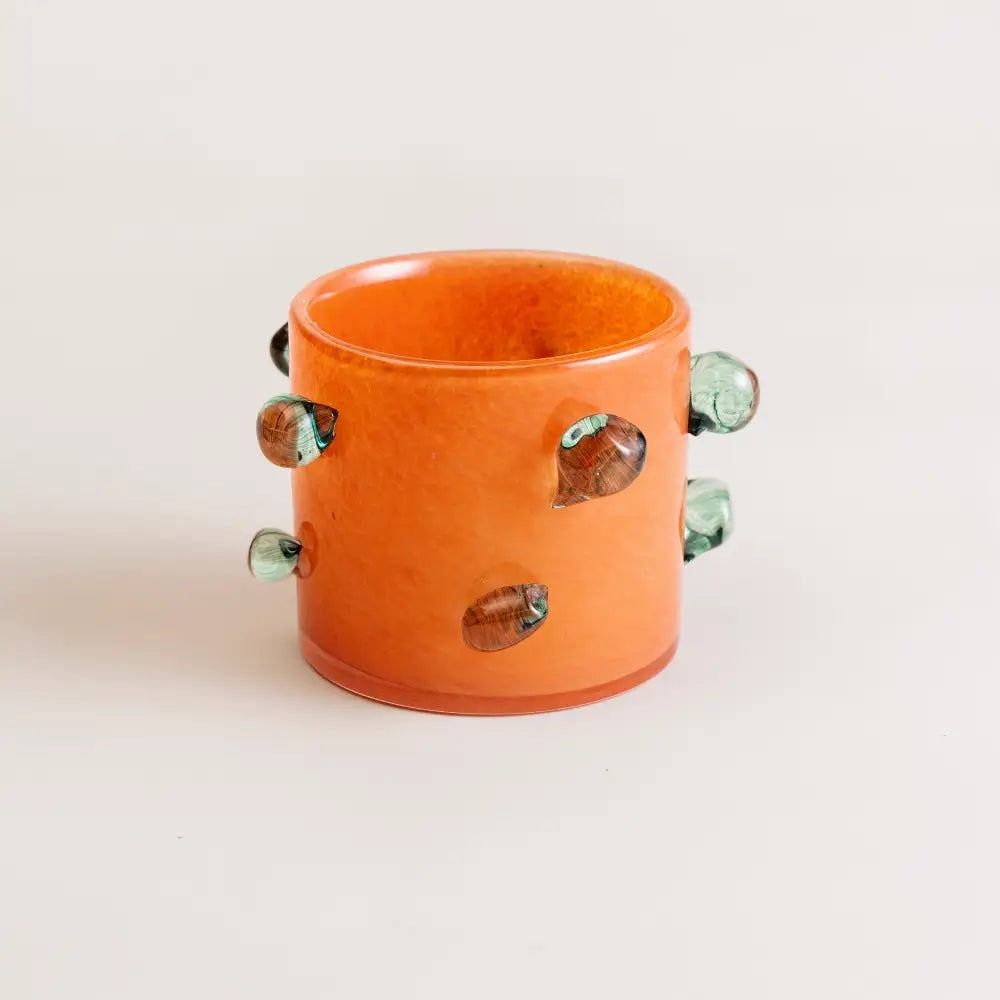 Vase orange en verre artisanal, décoré de bulles en relief transparentes et colorées, idéal pour une décoration moderne.