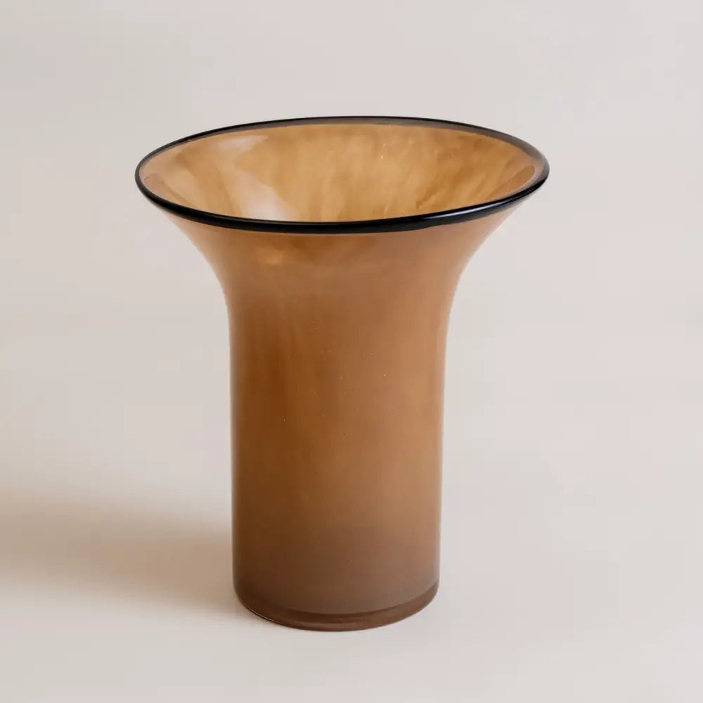Vase pour tulipes en verre soufflé, grand format au col évasé, idéal pour accueillir un bouquet généreux de fleurs fraîches.