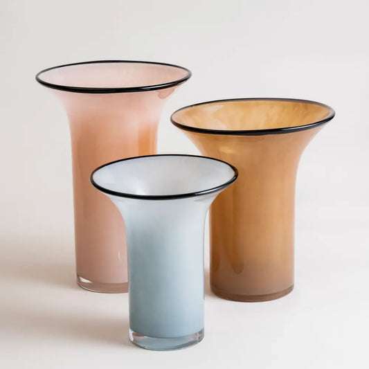 Vase pour tulipes en verre soufflé, disponible en plusieurs couleurs pastel avec bord noir élégant, idéal pour bouquets raffinés.