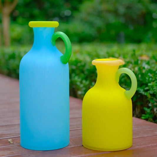 Vases en verre coloré bleu et jaune, design moderne et éclatant pour la décoration intérieure.