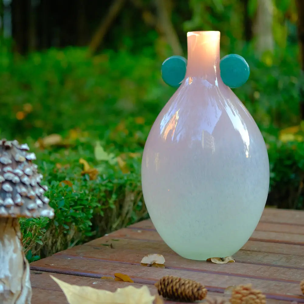 Vases with designs artisanaux en tons rosés et menthe, pièces modernes au décor circulaire.