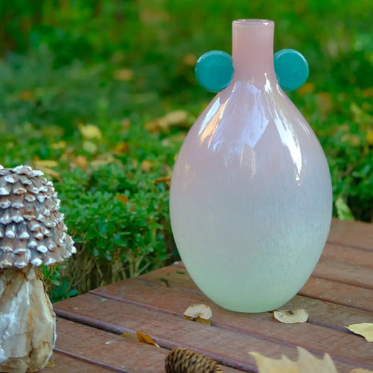 Vases with designs en verre soufflé rose et vert, décorés de pastilles rondes vert foncé.