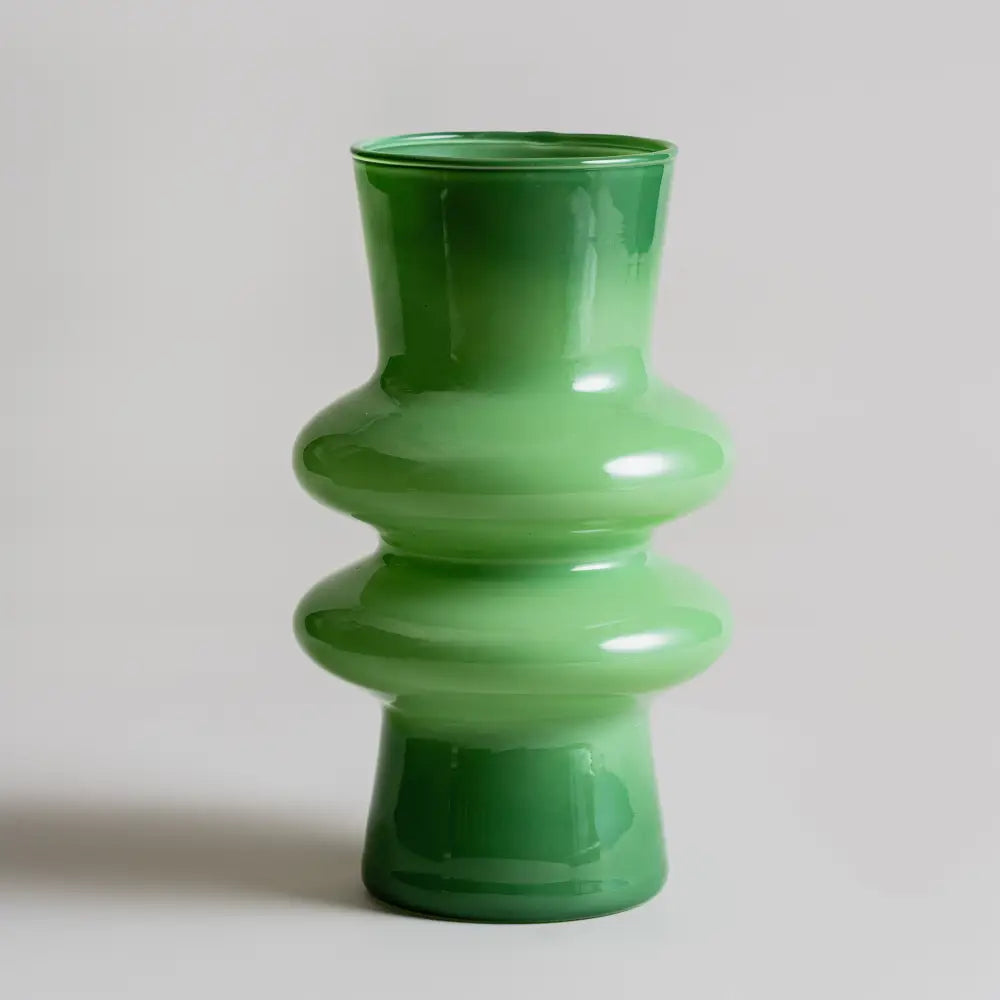 Vase vert en verre soufflé, petit modèle bombé Bulle Verte Version Courbe, idéal pour fleurs séchées ou fraîches.
