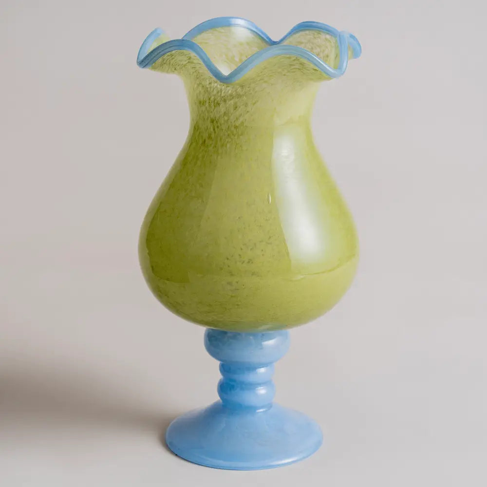 Vase with design en verre bleu ciel, au bord ondulé raffiné, idéal pour apporter élégance et modernité à votre décoration.