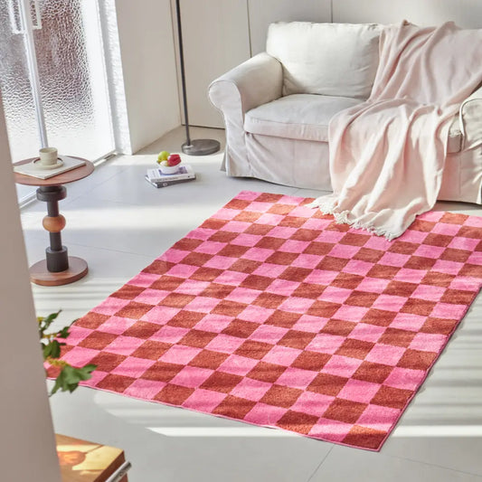 Grand tapis à carreaux rose au motif vichy, parfait pour créer une ambiance moderne et chaleureuse dans un espace de vie.