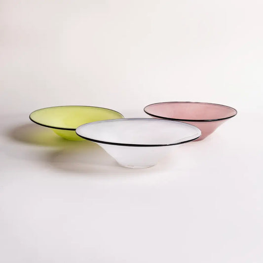 Détail du verre soufflé d’un plateau décoratif artisanal