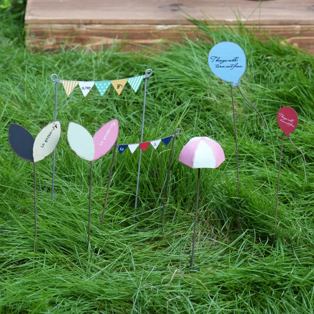 Décoration de pot de fleurs contemporaine en résine blanche, adaptée aux balcons et salons.