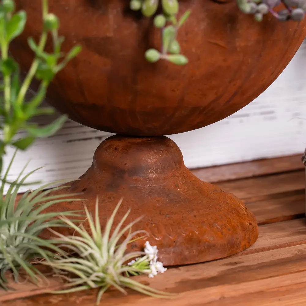 Pots de fleurs originaux en métal vieilli avec une coupe rustique, ornés de plantes succulentes.