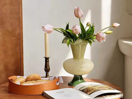 Vases en verre soufflé artisanaux reflétant la lumière dans un intérieur français moderne