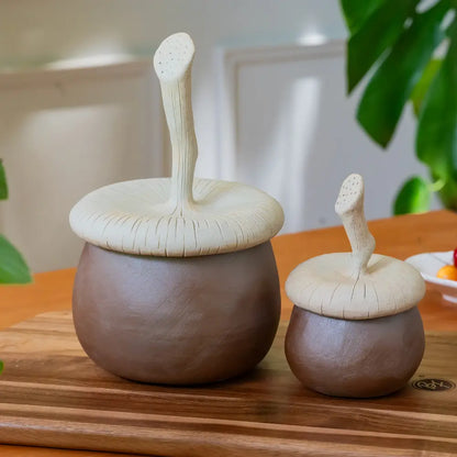 Boîte de rangement avec couvercle design artisanal, idéale pour organiser la maison.