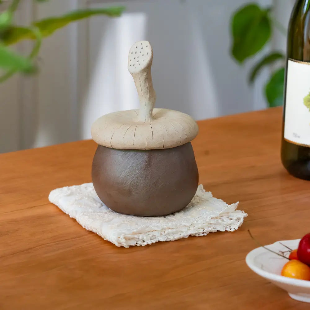 Boîte de rangement avec couvercle moderne, pratique pour salle de bain, cuisine ou bureau.
