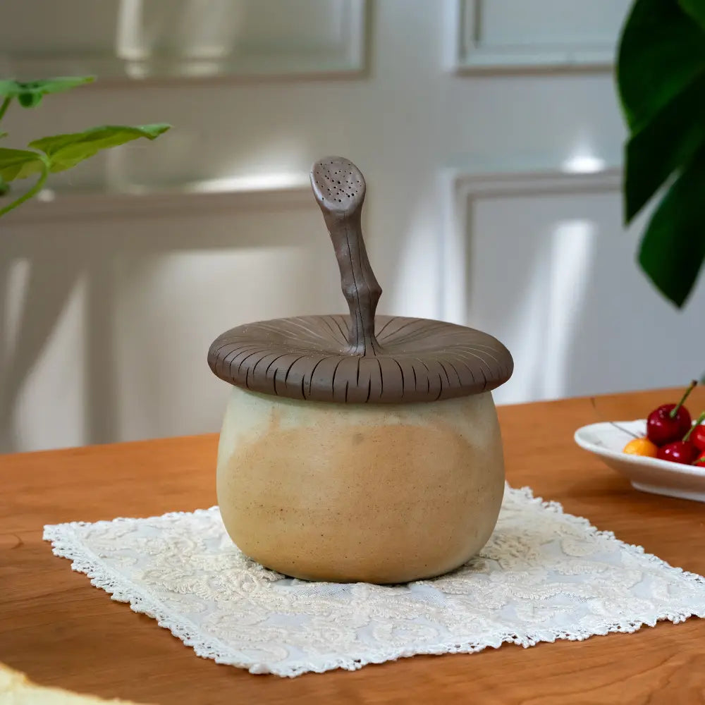 Boîte de rangement avec couvercle au style minimaliste, conçue pour objets du quotidien.