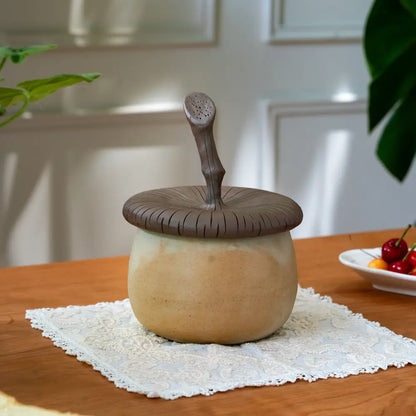 Boîte de rangement avec couvercle au style minimaliste, conçue pour objets du quotidien.