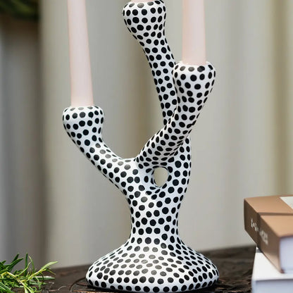 Bougeoir céramique graphique posé sur console moderne