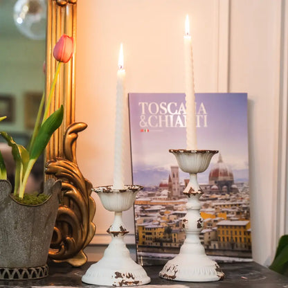 Bougeoir blanc vieilli en métal, lot de deux pièces patinées