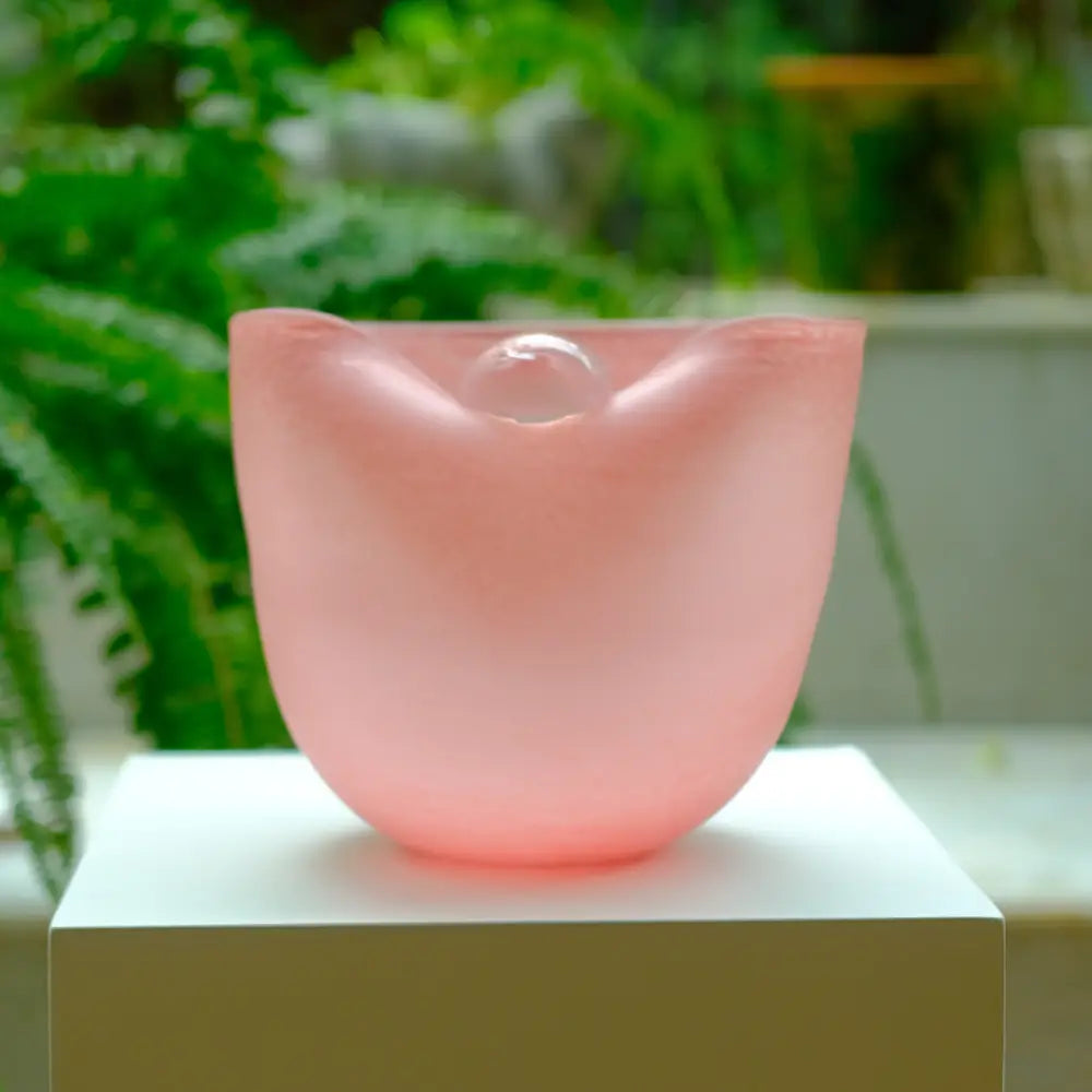 Vase déco design rose en verre, alliance de douceur et d’élégance pour la maison.