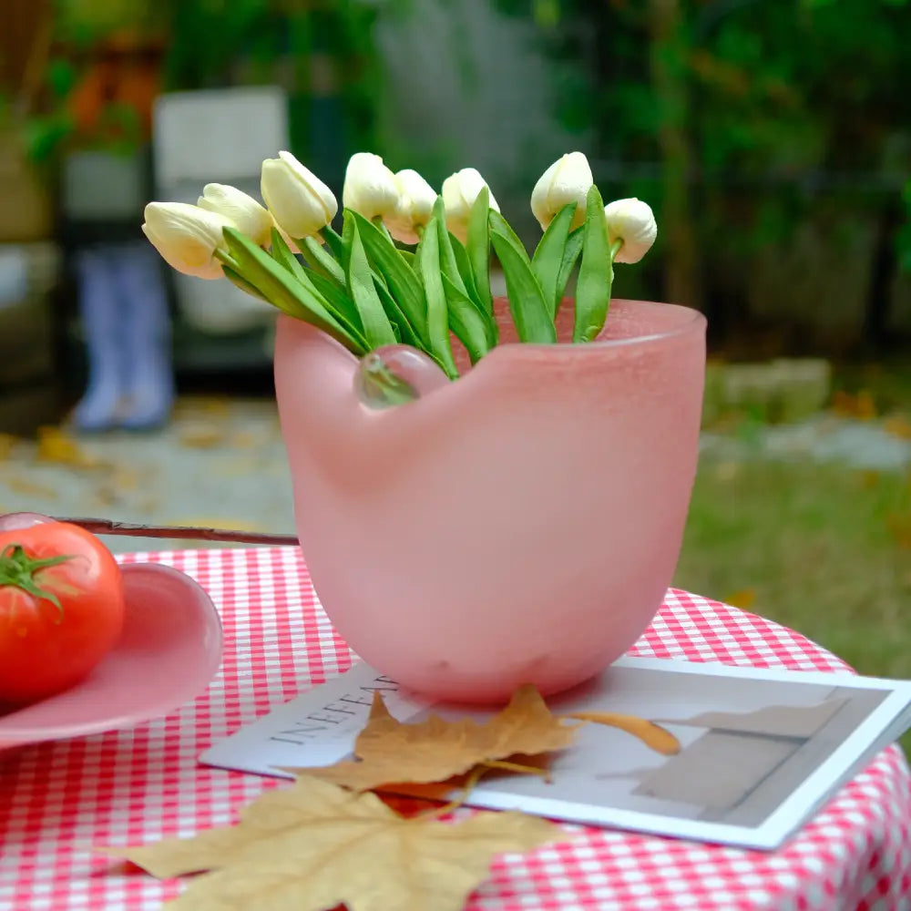 Vase déco design soufflé à la main, couleur rose poudré et silhouette artistique.