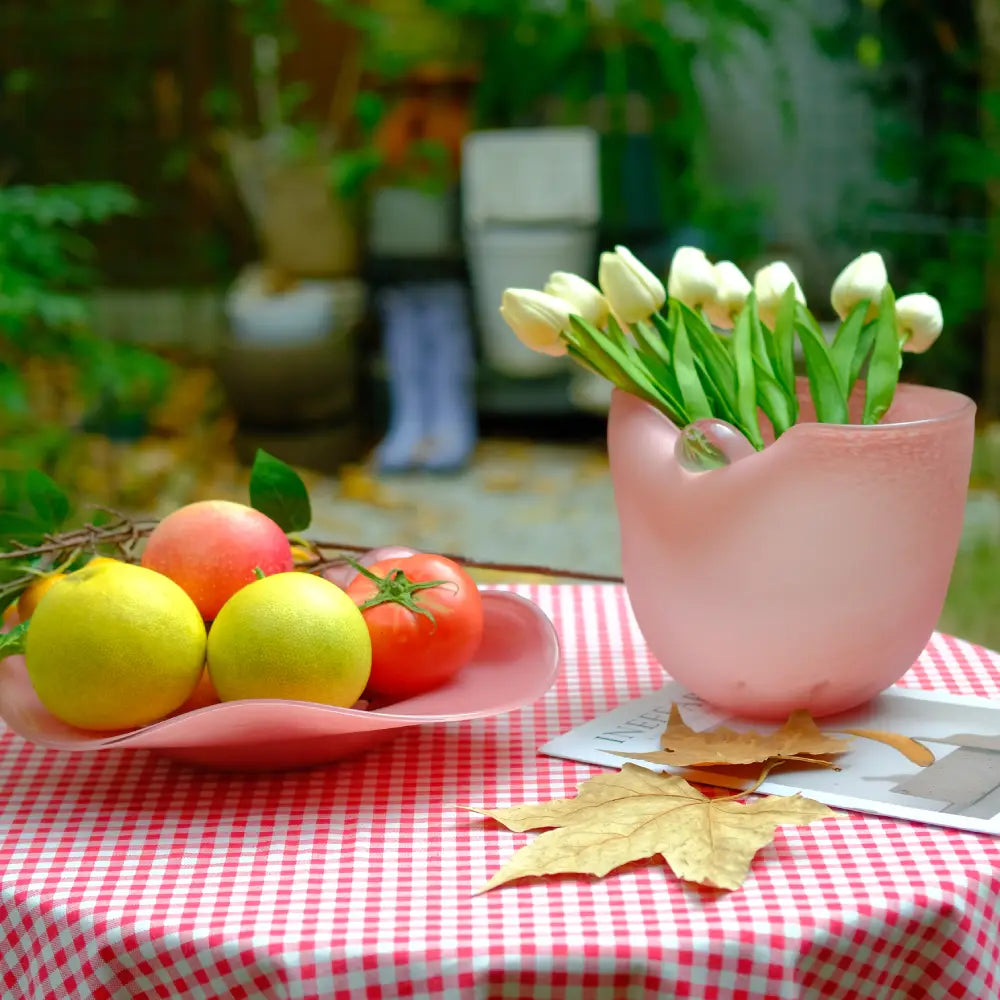 Vase déco design en verre rose, forme organique et finition brillante pour une touche contemporaine.