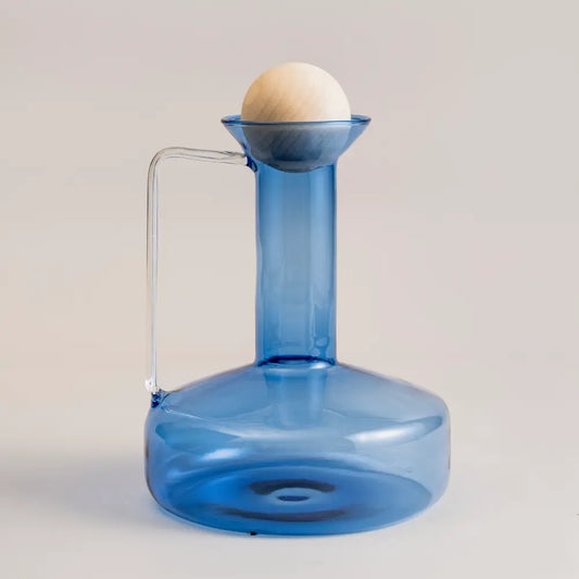 Carafe à eau artisanale avec bouchon original, idéale comme accessoire de table décoratif.