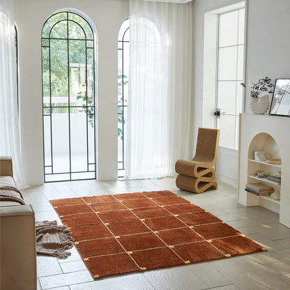 Tapis à carreaux marron avec détails jaunes, offrant une texture douce et chaleureuse sous les pieds.