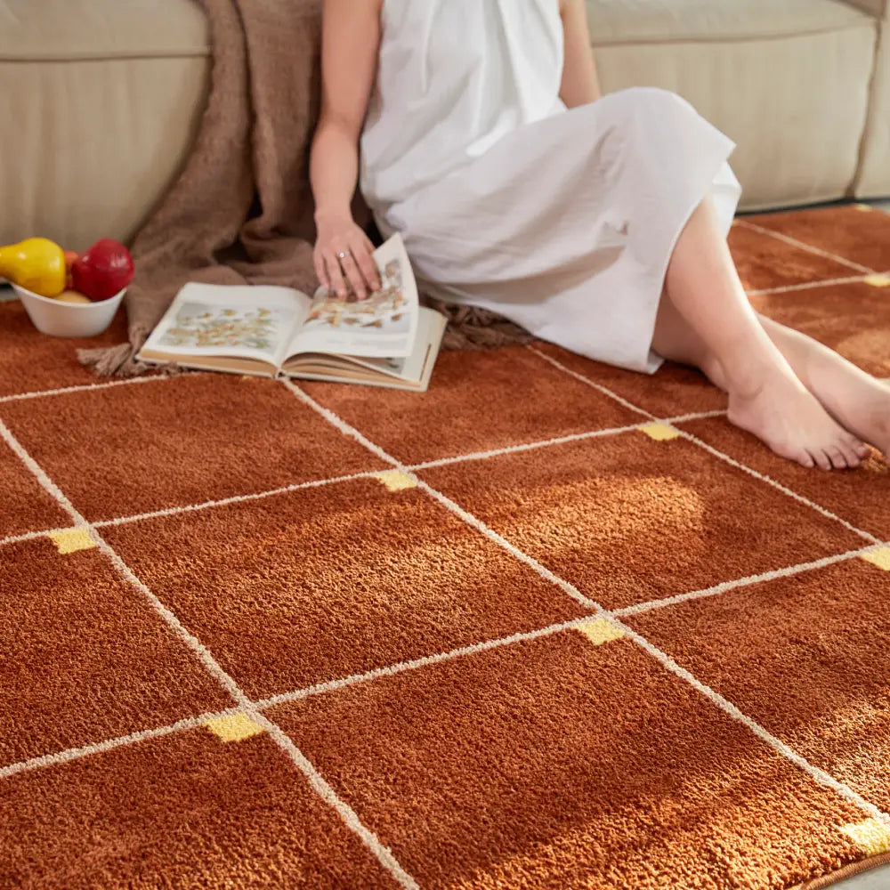 Tapis à carreaux marron facilement nettoyé à l’aspirateur, idéal pour un entretien simple et rapide.