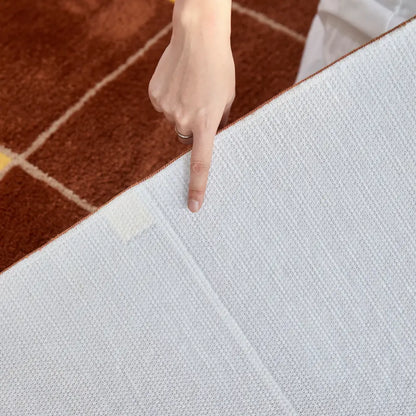 Tapis à carreaux marron mis en valeur dans une maison moderne, combinant style graphique et teinte naturelle.