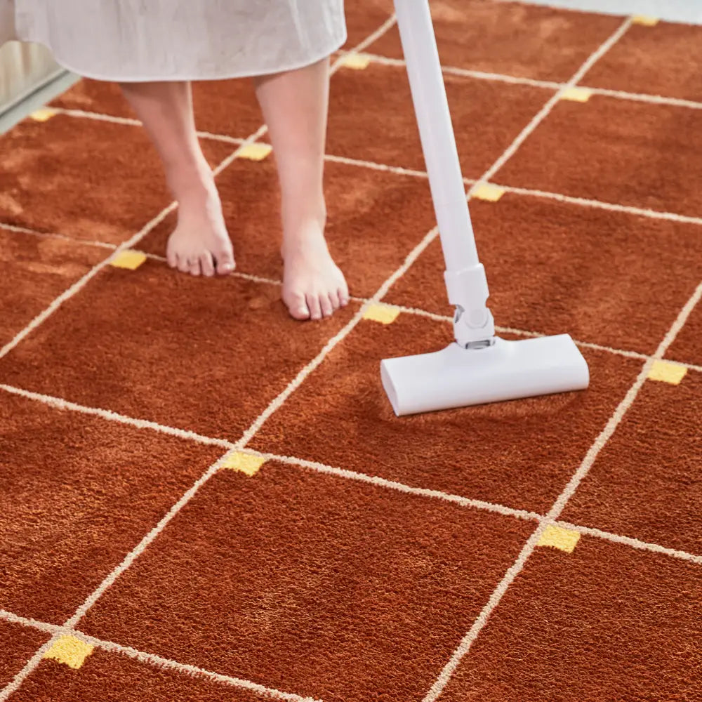 Tapis à carreaux marron avec lignes contrastées, parfait pour compléter une décoration contemporaine.