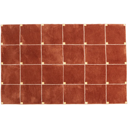 Tapis à carreaux marron utilisé dans un espace de vie, illustrant son confort et son aspect pratique.