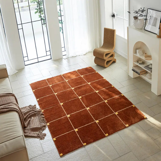 Tapis à carreaux marron utilisé dans une pièce lumineuse, parfait pour créer une ambiance cosy et élégante.