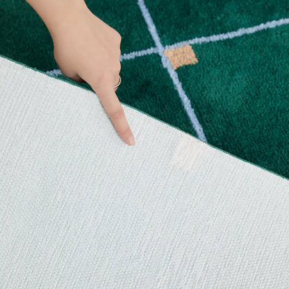 Tapis à carreaux vert complétant une décoration simple et épurée, parfait pour un intérieur nordique.