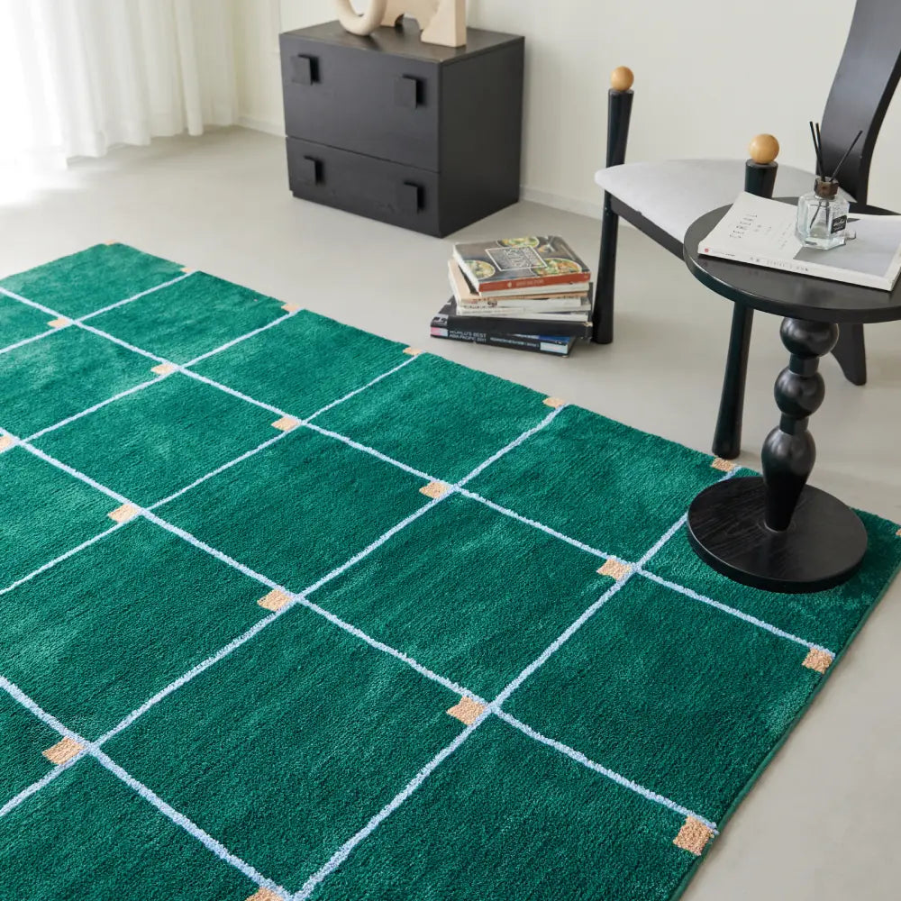 Tapis à carreaux vert au motif géométrique, apportant du contraste et du caractère à une pièce minimaliste.