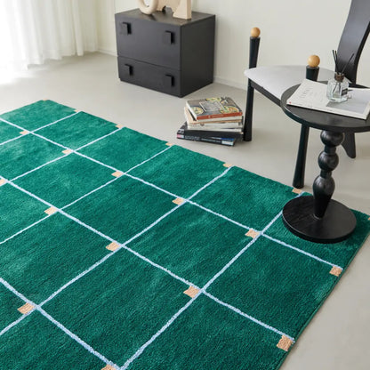 Tapis à carreaux vert au motif géométrique, apportant du contraste et du caractère à une pièce minimaliste.